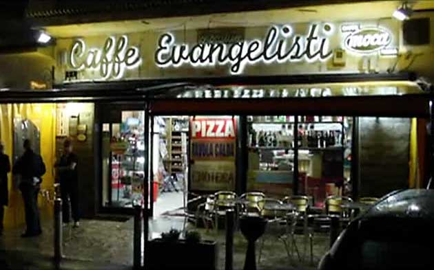 Il Caffè Evangelisti di Via Casilina davanti al quale è avvenuta la sparatoria
