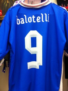 balotelli-maglia-nazionale-italiana-azzurra-20131005090121