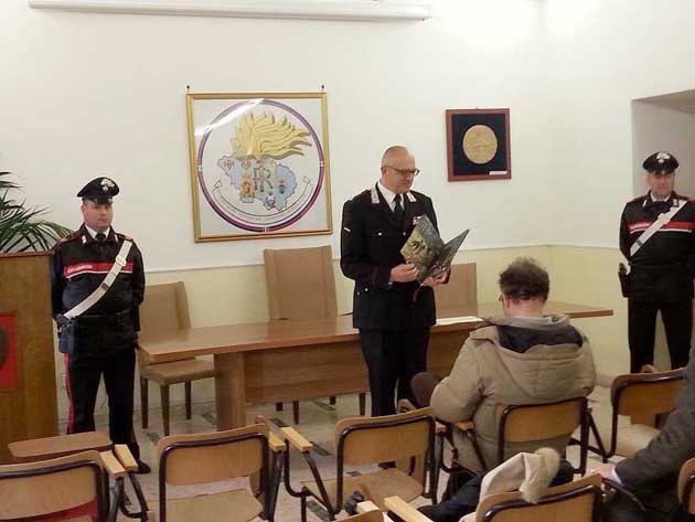Il Col. Antonio Menga illustra il Calendario Storico 2014 dell’Arma dei Carabinieri