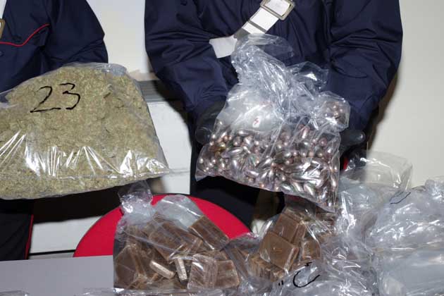 La droga sequestrata dai Carabinieri di via In Selci