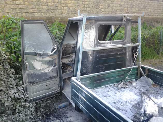 Cave. Arzilla 81enne gelosa da fuoco all’Ape del convivente 70enne