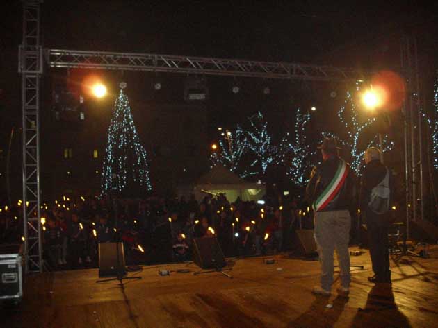 Colleferro. La fiaccolata che si è tenuta poco fa lungo Corso Garibaldi fino a Piazza Italia
