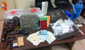 Roma. Pusher con 5kg di marijuana e 2 pistole arrestato da un poliziotto libero dal servizio