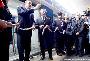 Taglio del nastro in occasione della consegna del nuovo treno Vivalto