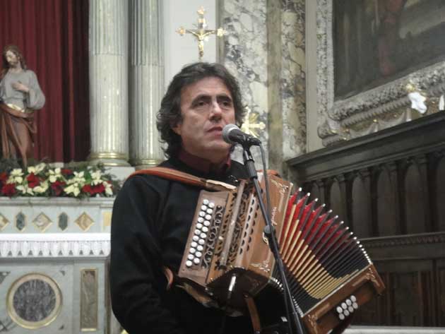 Segni. Successo per il concerto “Dicendo vola vola...” con la musica popolare del M° Sparagna