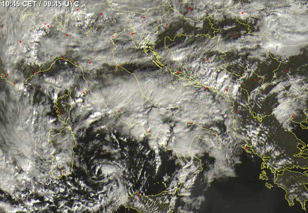 La situazione meteo vista dal satellite alle ore 10:45 di stamane