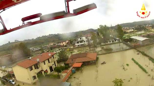 Roma. Vigili del Fuoco incessantemente all’opera per l’emergenza maltempo sulla Capitale e sul litorale laziale