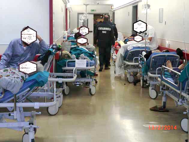 Pazienti parchefggiati sulle barelle in corsia all’Ospedale “Spaziani” di Frosinone