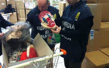 Guardia di Finanza sequestro maschere abiti carnevale