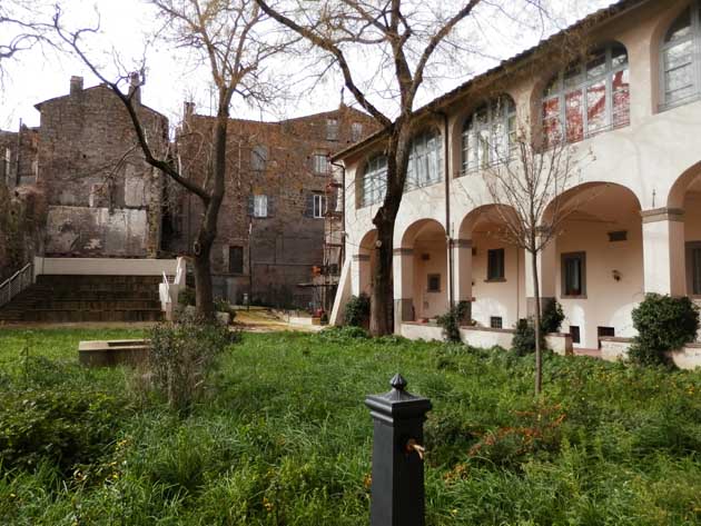 “Lì dove c'era un cinema ora c'è il nulla”. Viterbo Civica sulla carrozza dei Priori