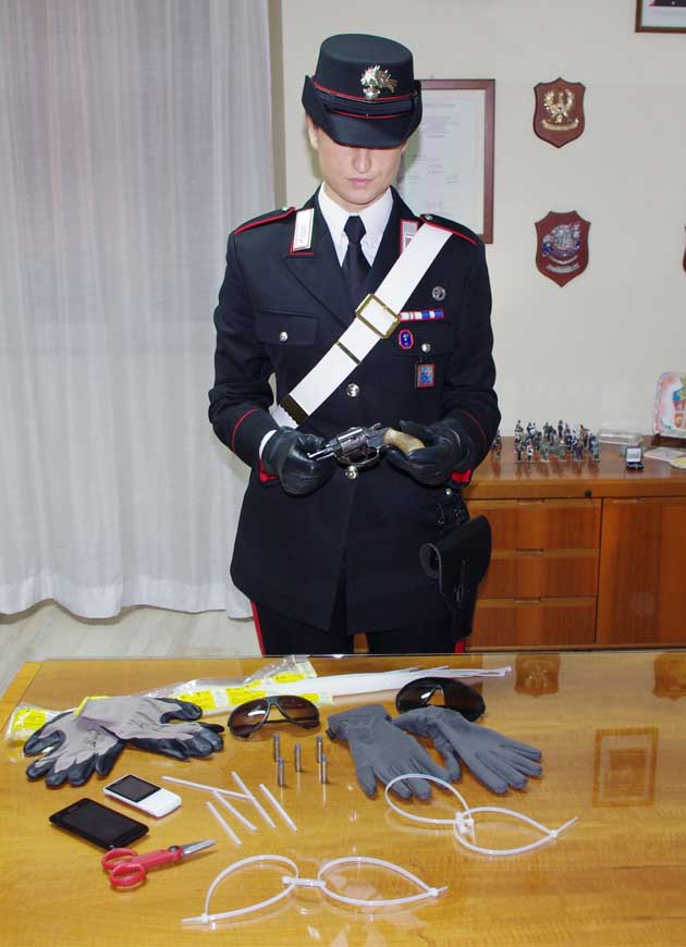 La pistola e le fascette sequestrate Carabinieri di Piazza Dante