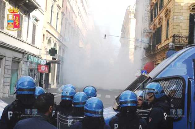 Polizia Lotta per la casa disordini