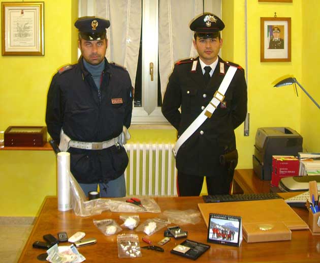 La droga ed il materiale sequestrato dai Carabinieri di Frosinone