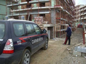 I Carabinieri controllano un cantiere edile
