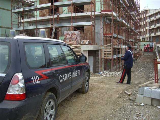 I Carabinieri controllano un cantiere edile