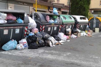 Colleferro. Piazza Gobetti - Immondizia nei cassonetti