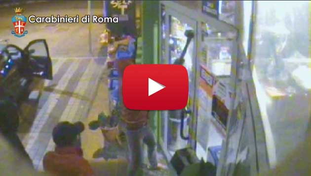 Roma. Sfondano la vetrata di una stazione di servizio e rubano l’incasso. Uno è stato arrestato, gli altri due sono ricercati Roma. Sfondano la vetrata di una stazione di servizio e rubano l’incasso. Uno è stato arrestato, gli altri due sono ricercati