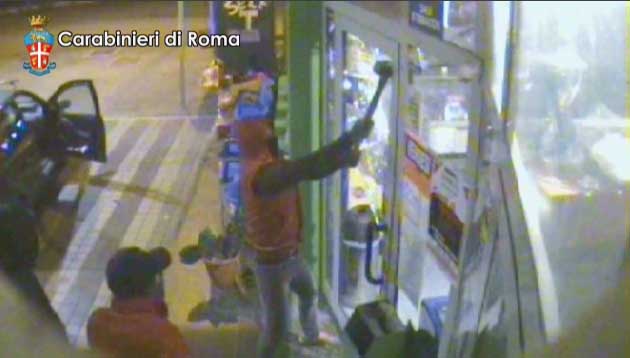 Carabinieri arresto distributore