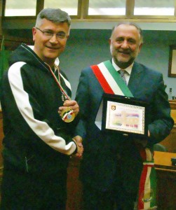 Emilio Liguori mostra la medaglia accanto al Sindaco di Colleferro Mario Cacciotti