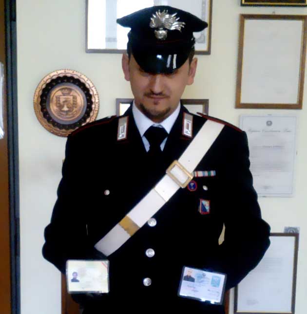 I tesserini mostrati dai finti poliziotti