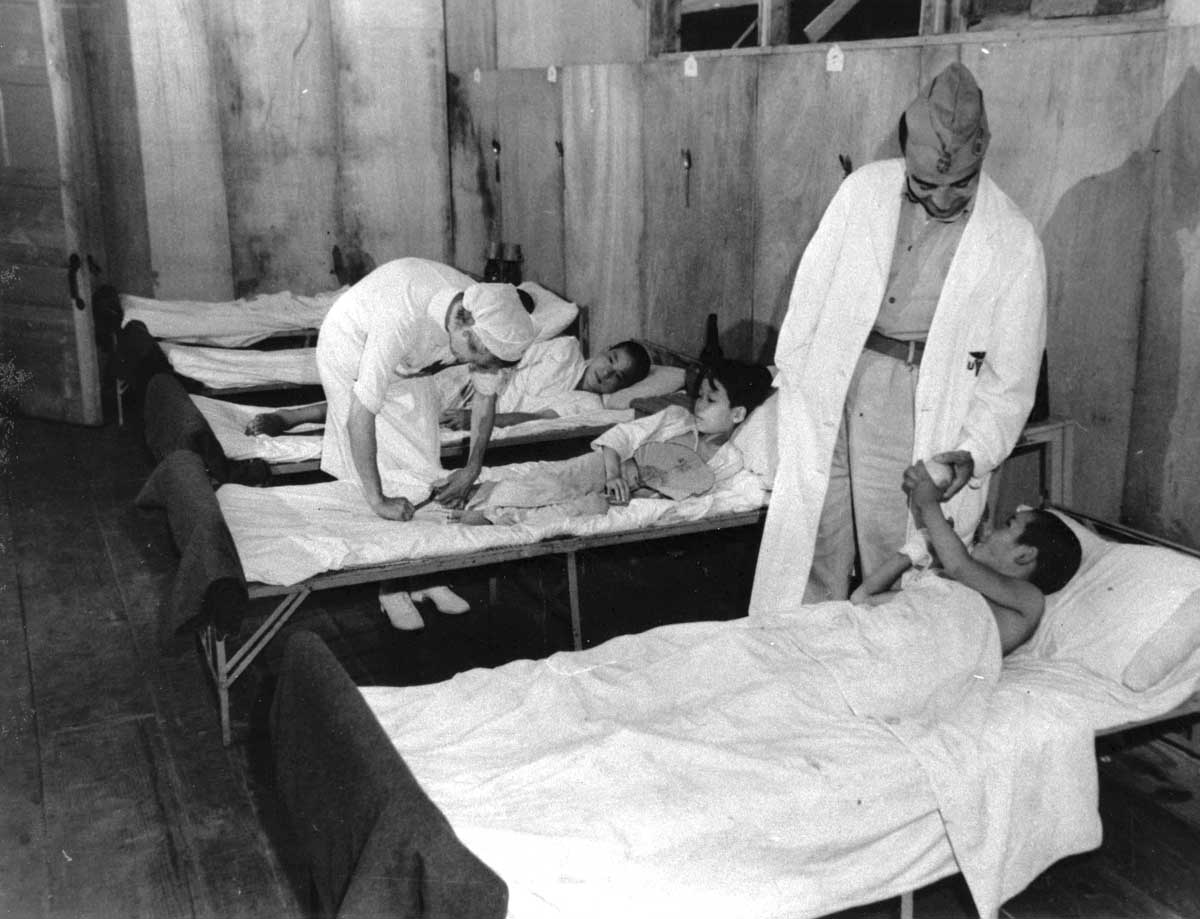 Il generale Fabio Pennacchi, allora-maggiore medico, al Reparto Pediatria dell'Ospedale 68