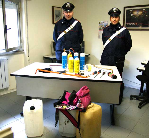 Il materiale sequestrato dai Carabinieri