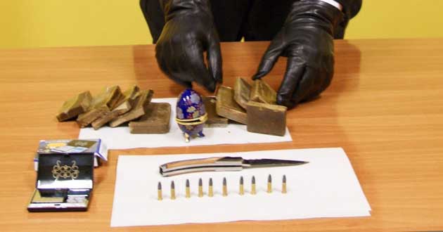 La droga e i proiettili sequestrati