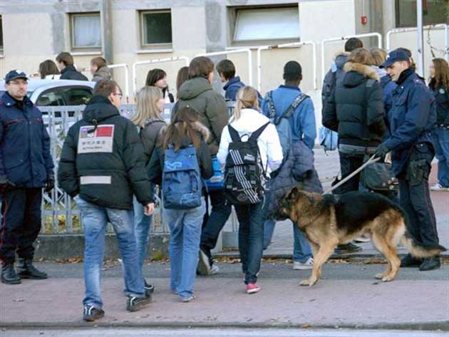 droga davanti alle scuole