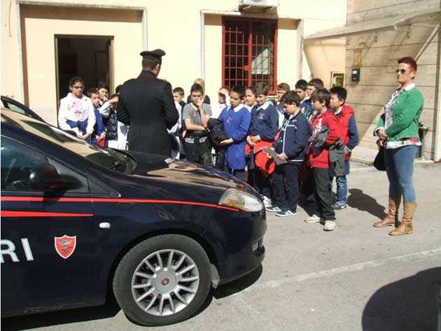 Alzabandiera ed Inno Nazionale con gli alunni della “Maiuri”