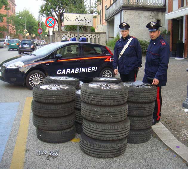 Gli pneumatici recuperati dai Carabinieri
