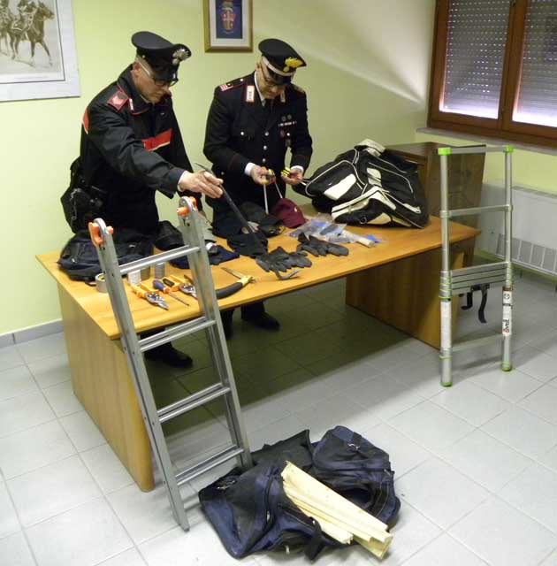 Gli arnesi sequestrati dai Carabinieri di Velletri