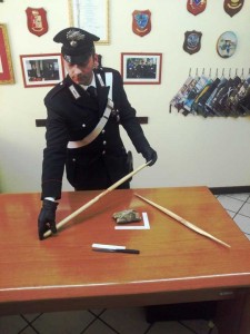 Gli oggetti utilizzati nella rissa sequestrati dai Carabinieri