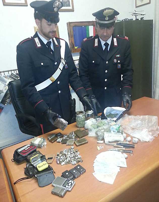 La droga e i soldi sequestrati dai Carabinieri