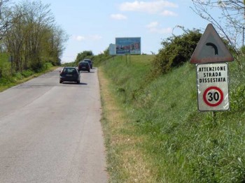 attenzione strada dissestata