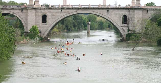 La XXXV Discesa Internazionale del Tevere da Città di Castello attraverso Roma fino al mare dal 24 Aprile al 2 Maggio