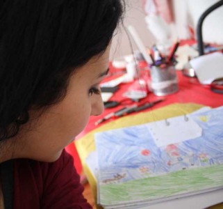 Beatrice Scaccia con i disegni degli alunni