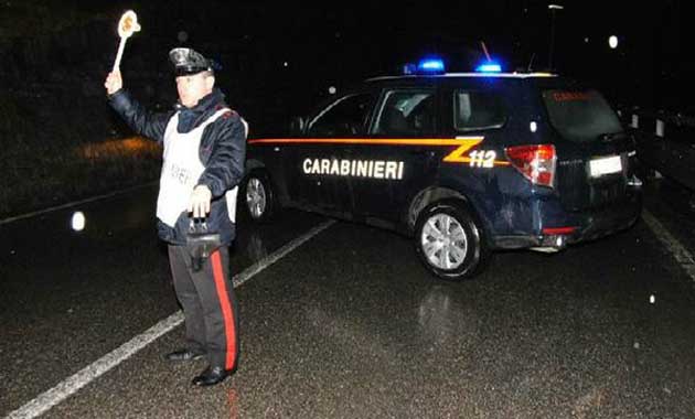 Carabinieri posto blocco notte pioggia