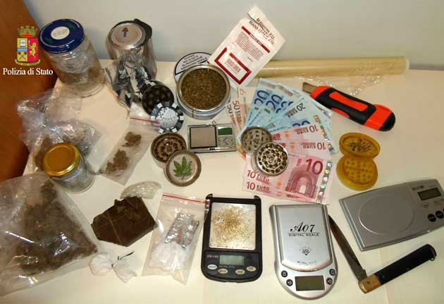 Il materiale sequestrato dall Polizia di Stato