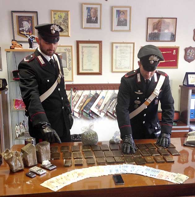 La droga e i soldi sequestrati dai Carabinieri