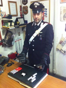 Le pistole lanciarazzi recuperate dai Carabinieri