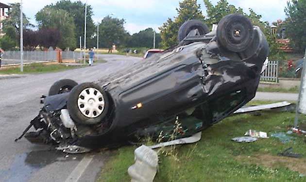 auto cappottata (immagine di repertorio)