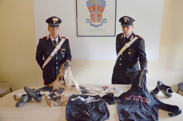 I Carabinieri di Colleferro mostrano gli abiti utilizzati dal rapinatore I Carabinieri di Colleferro mostrano gli abiti utilizzati dal rapinatore