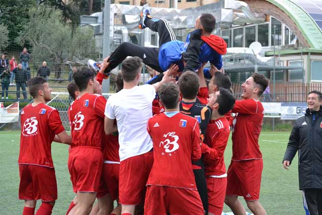 Rocca Priora Calcio Juniores in festa. Mister Belli sollevato