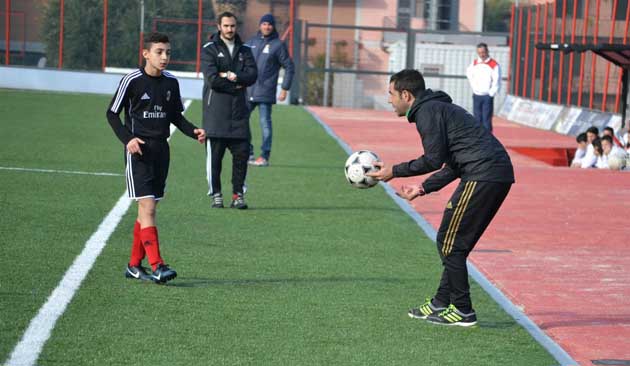 Mister Marco Peverieri con un suo giocatore