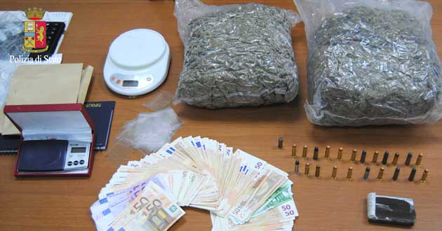 Il materiale sequestrato dagli agenti del Commissariato di Anzio