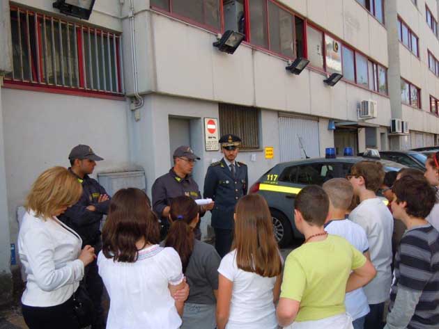 Velletri. I bambini dell’Istituto comprensivo di Velletri centro a scuola dalla Guardia di Finanza