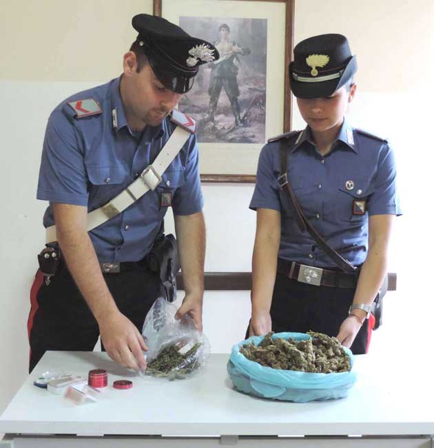 Marino - I Carabinieri mostrano la droga sequestrata630