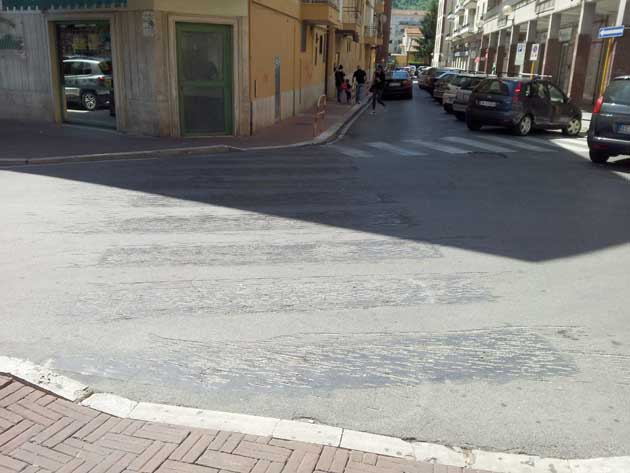 Verso sinistra Piazza Aldo Moro, di fronte Via Enrico Ferri, a destra Via Piero Gobetti