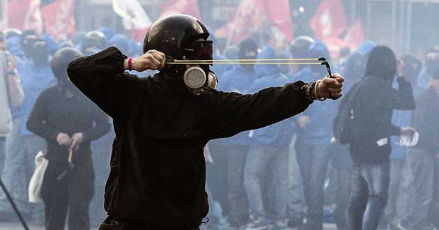 Gli scontri tra Antagonisti e Polizia a Roma il 12 Aprile 2014