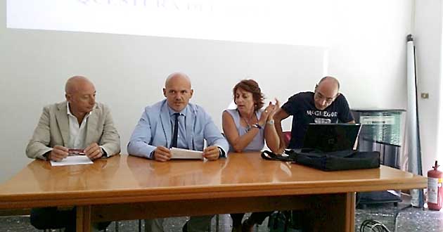 Il Vice Questore Aggiunto Dr. Tommaso Niglio nel corso della conferenza stampa sull’arresto di Cataldo Patruno